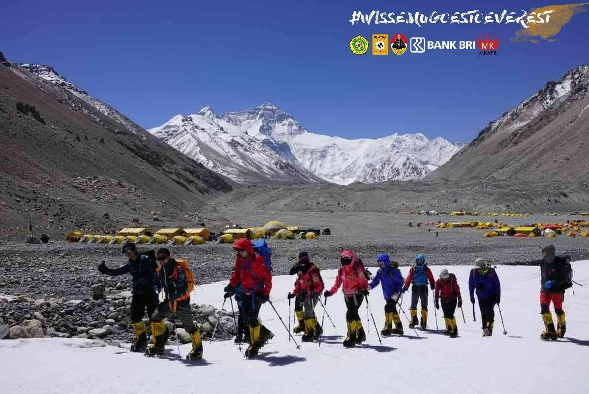 Membanggakan! Dua Mahasiswi Tangguh Ini Berhasil Capai Puncak Everest