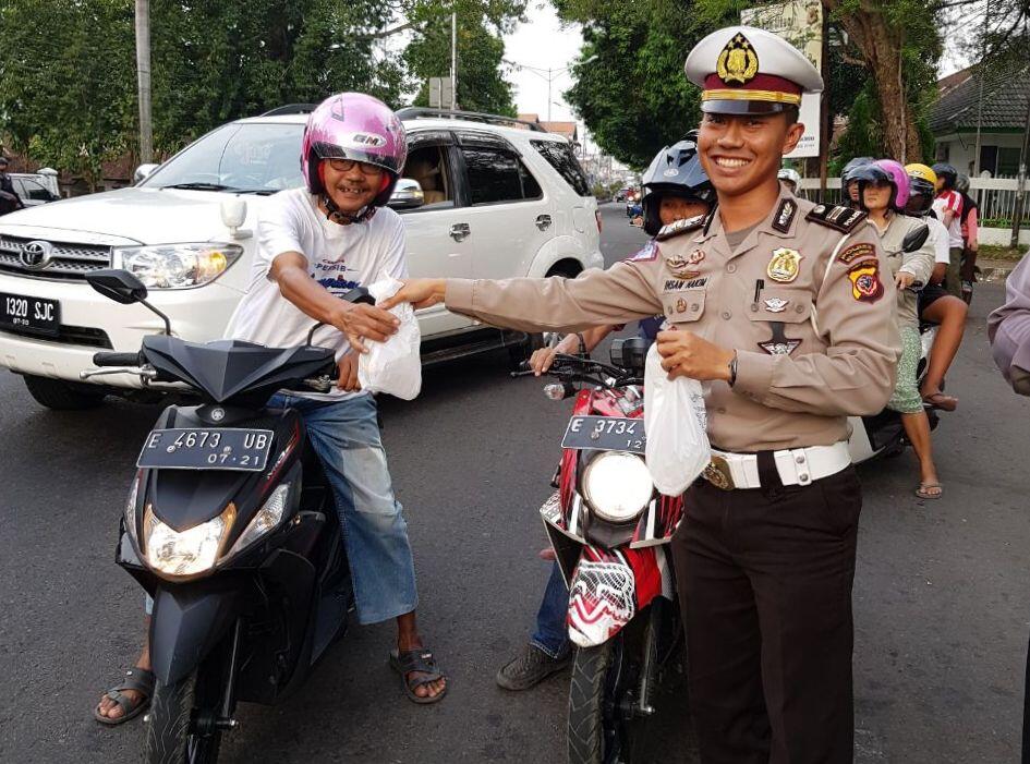 Hari Pertama Ramadhan, Polres Majalengka Bagi-Bagi Takjil