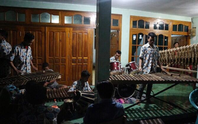 Ragam 'Alat Tempur' Buat Bangunin Orang Sahur