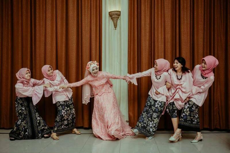 Elegan nan Memesona, 19 Gaun Bridesmaids Ini Bisa Dicontoh buat Pesta Nikahanmu Nanti
