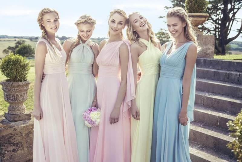 Elegan nan Memesona, 19 Gaun Bridesmaids Ini Bisa Dicontoh buat Pesta Nikahanmu Nanti