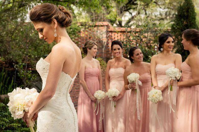 Elegan nan Memesona, 19 Gaun Bridesmaids Ini Bisa Dicontoh buat Pesta Nikahanmu Nanti