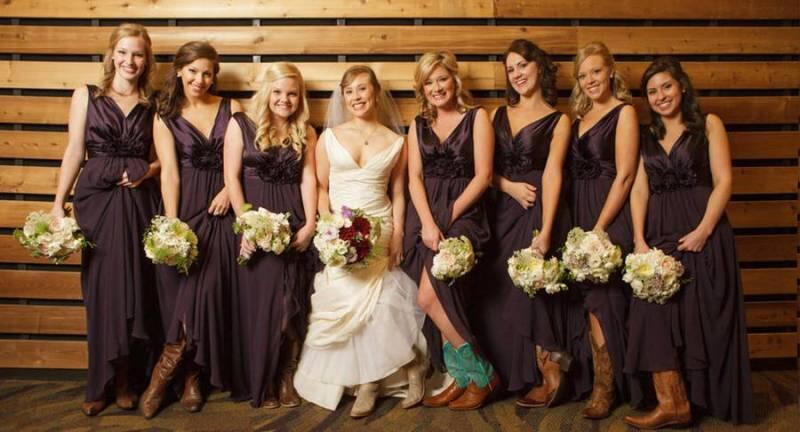 Elegan nan Memesona, 19 Gaun Bridesmaids Ini Bisa Dicontoh buat Pesta Nikahanmu Nanti