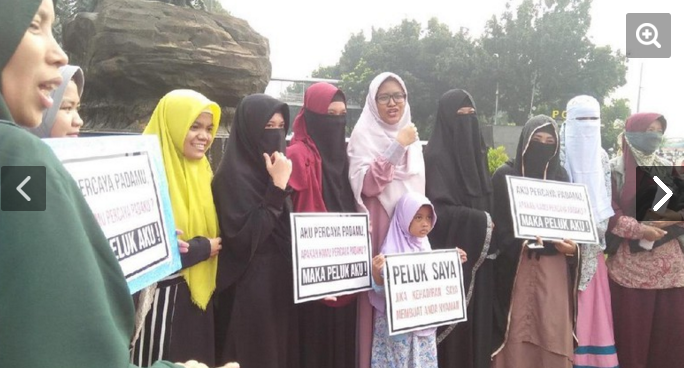 Foto: Perempuan-perempuan Bercadar dalam 'Aksi Peluk Saya'