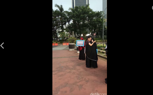 Foto: Perempuan-perempuan Bercadar dalam 'Aksi Peluk Saya'