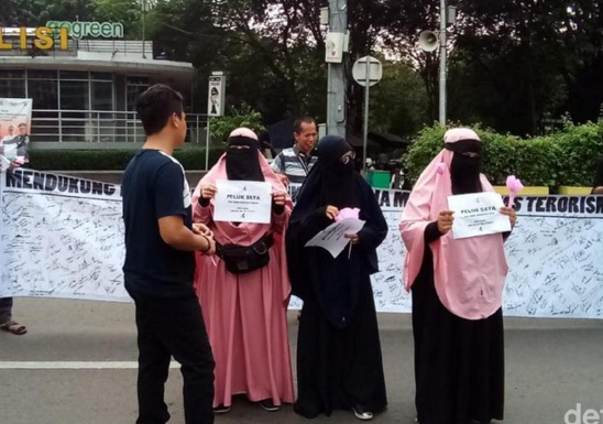 Foto: Perempuan-perempuan Bercadar dalam 'Aksi Peluk Saya'