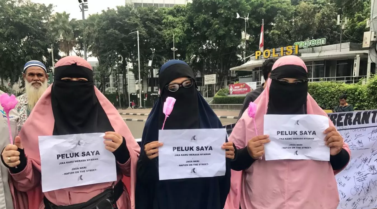 Wanita Bercadar Gelar Aksi Peluk Saya Di CFD Bundaran HI Page 9