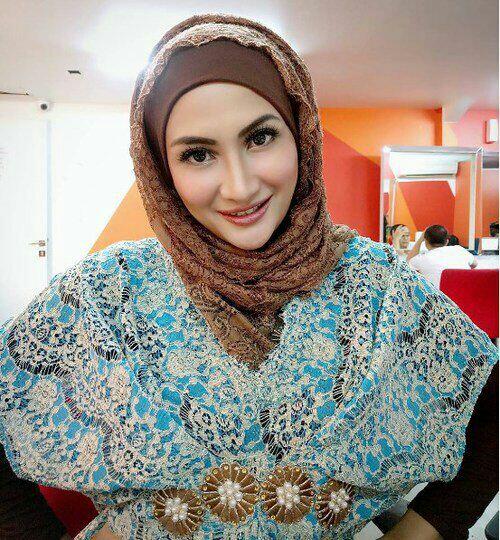 Cantiknya Bikin Adem, Ini Artis Indonesia Mualaf yang Memutuskan Berhijab