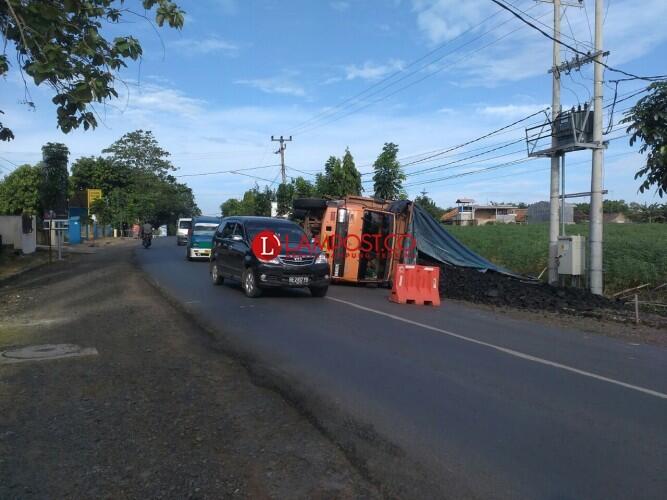 Truk Pengangkut Batubara Terbalik di Kotabumi