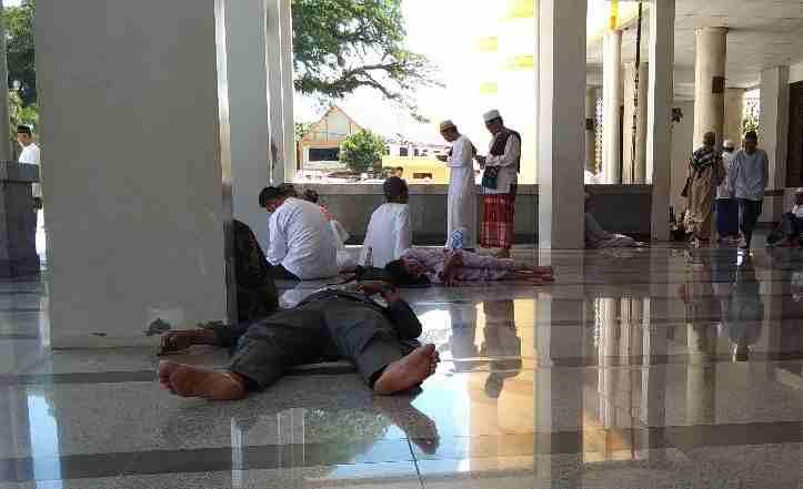 Awas! Inilah “Bahaya” Tidur di Masjid pada Bulan Puasa