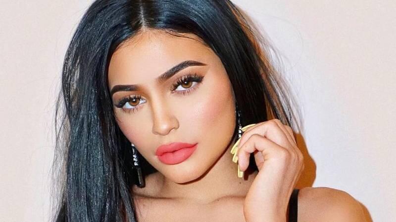 Nggak Perlu Filler, Ini 7 Trik Mudah Bikin Bibir Bervolume Kayak Kylie Jenner