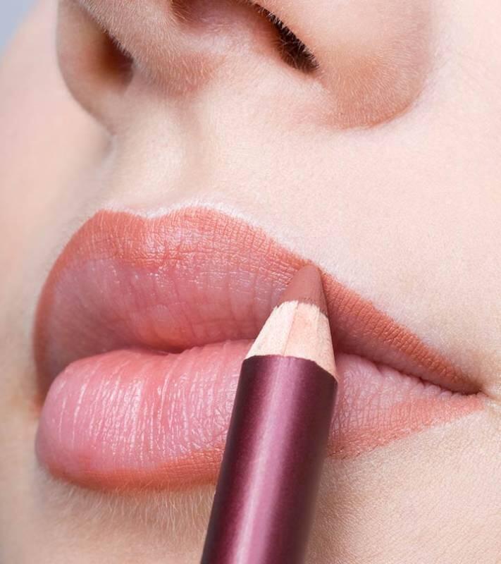Nggak Perlu Filler, Ini 7 Trik Mudah Bikin Bibir Bervolume Kayak Kylie Jenner