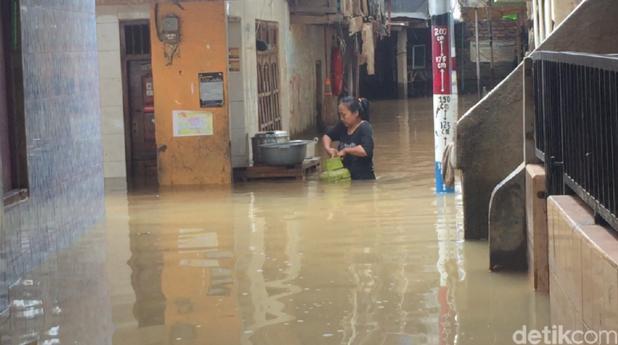 Ciliwung Meluap, Permukiman Warga Terendam Banjir 1 Meter