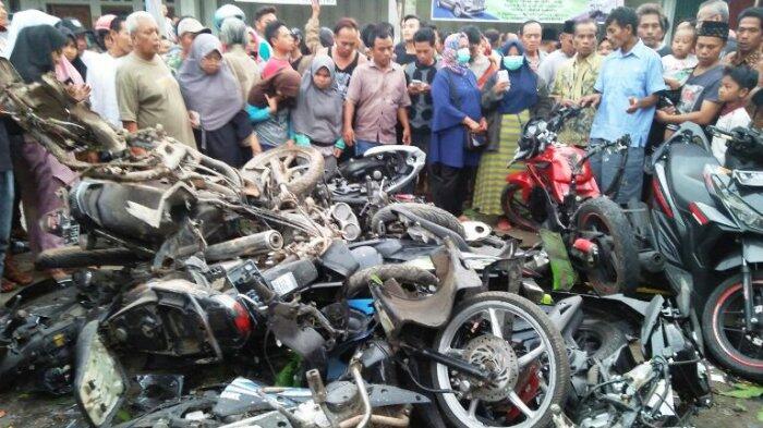 Kecelakaan Maut di Bumiayu Brebes Saat Warga Ngabuburit, Bangkai Motor Menumpuk
