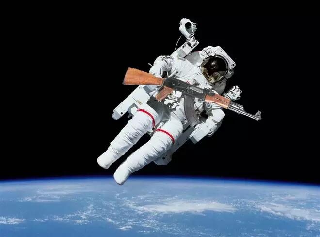 Tak Ada Gravitasi, Apa Jadinya Kalau Kamu Menembak Di Luar Angkasa?