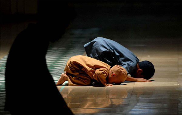 #PlacesYoullPray: Orang-orang Ini Salat di Tempat yang Nggak Terduga