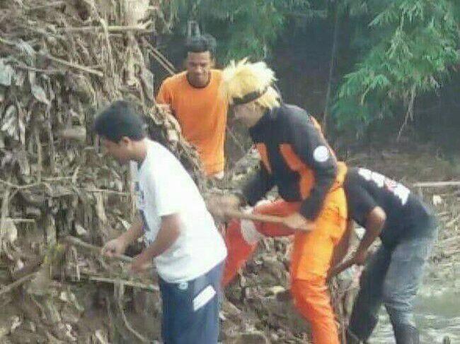 Heboh 'Naruto' Ikut Warga Bersih-bersih Bengawan Solo