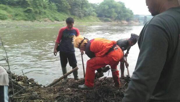 Heboh 'Naruto' Ikut Warga Bersih-bersih Bengawan Solo