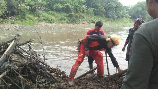 Heboh 'Naruto' Ikut Warga Bersih-bersih Bengawan Solo