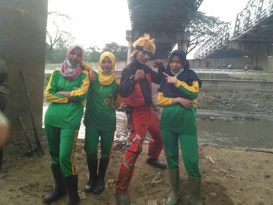 Heboh 'Naruto' Ikut Warga Bersih-bersih Bengawan Solo