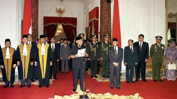 Beda Nasib Wiranto dan Prabowo Usai Soeharto Tumbang