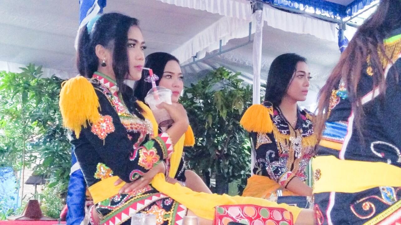 Tarian Tradisional Angguk atau Ndolalak