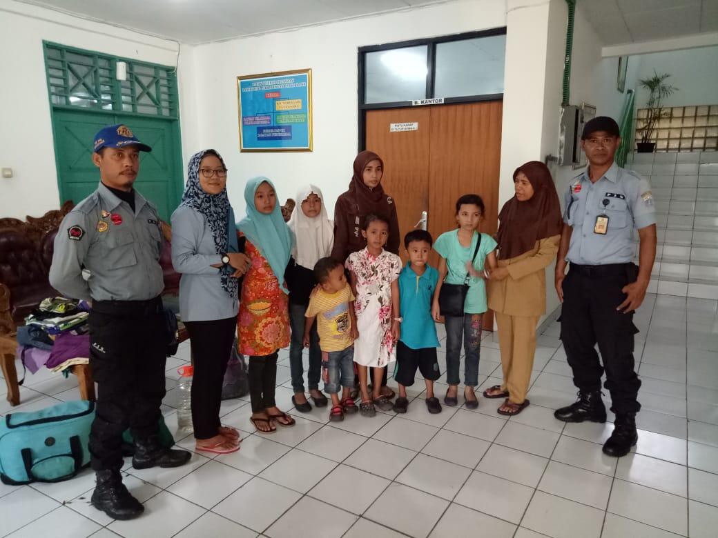 Petugas Selamatkan Ibu dan 6 Anaknya yang Terpisah dengan Suami 