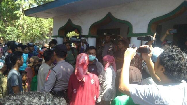 Warga Probolinggo Penuhi Jalan demi Saksikan Sumpah Pocong