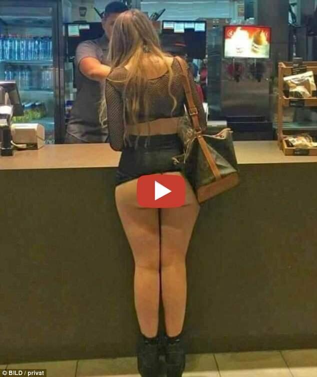 Wanita Seksi Ini Beli Burger, Tapi Ga Sadar Bokongnya Keliatan