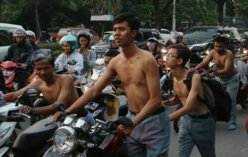 FOTO: Konvoi Kelulusan “Putih Abu-Abu” Berakhir di Kantor Polisi