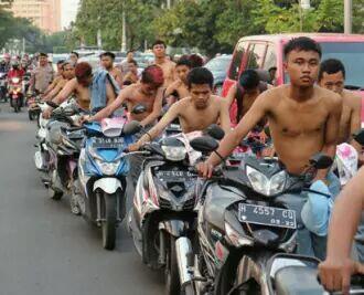 FOTO: Konvoi Kelulusan “Putih Abu-Abu” Berakhir di Kantor Polisi