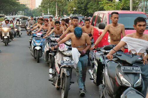 FOTO: Konvoi Kelulusan “Putih Abu-Abu” Berakhir di Kantor Polisi