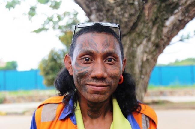 Kenalkan Bang Charlos, Tukang Parkir Terseram di Batam