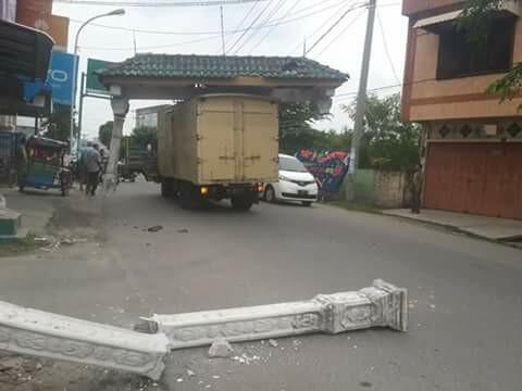 &#91;VIRAL&#93; Kok Bisa ya Ada Gapura Nyangkut di Atas Truk?