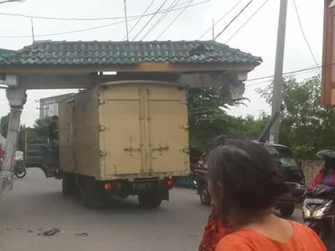 &#91;VIRAL&#93; Kok Bisa ya Ada Gapura Nyangkut di Atas Truk?