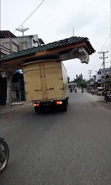 &#91;VIRAL&#93; Kok Bisa ya Ada Gapura Nyangkut di Atas Truk?