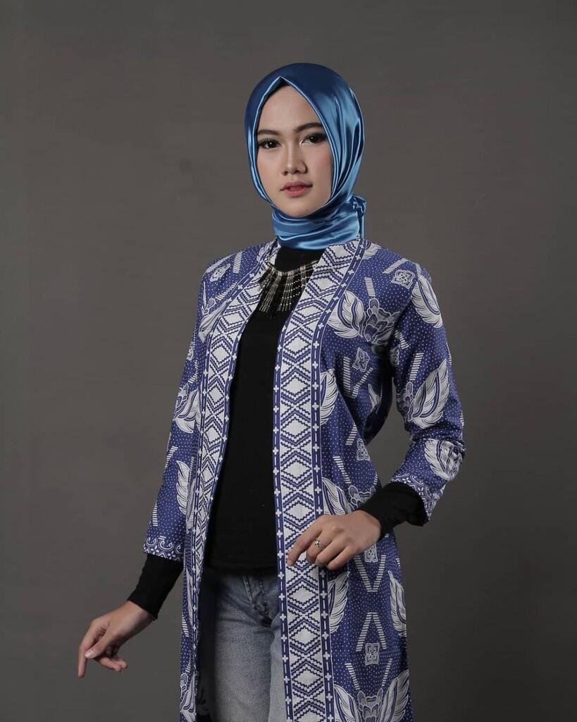 Ini Dia &quot;HIJABERS CANTIK&quot; Yang Viral Karena Makan Lampu Neon 