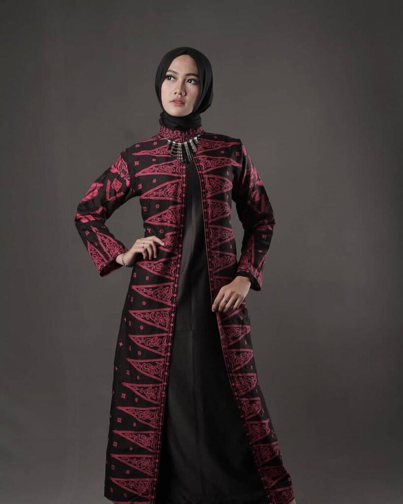 Ini Dia &quot;HIJABERS CANTIK&quot; Yang Viral Karena Makan Lampu Neon 