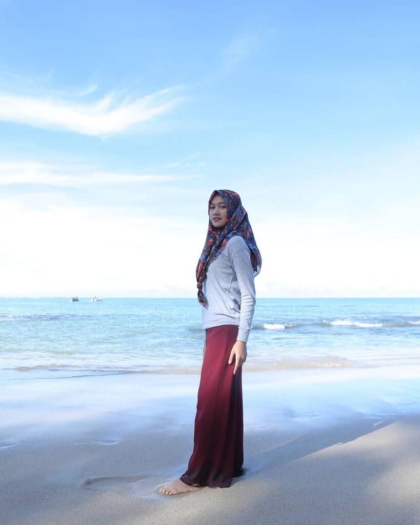 Ini Dia &quot;HIJABERS CANTIK&quot; Yang Viral Karena Makan Lampu Neon 