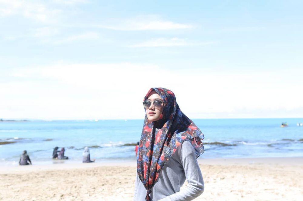 Ini Dia &quot;HIJABERS CANTIK&quot; Yang Viral Karena Makan Lampu Neon 