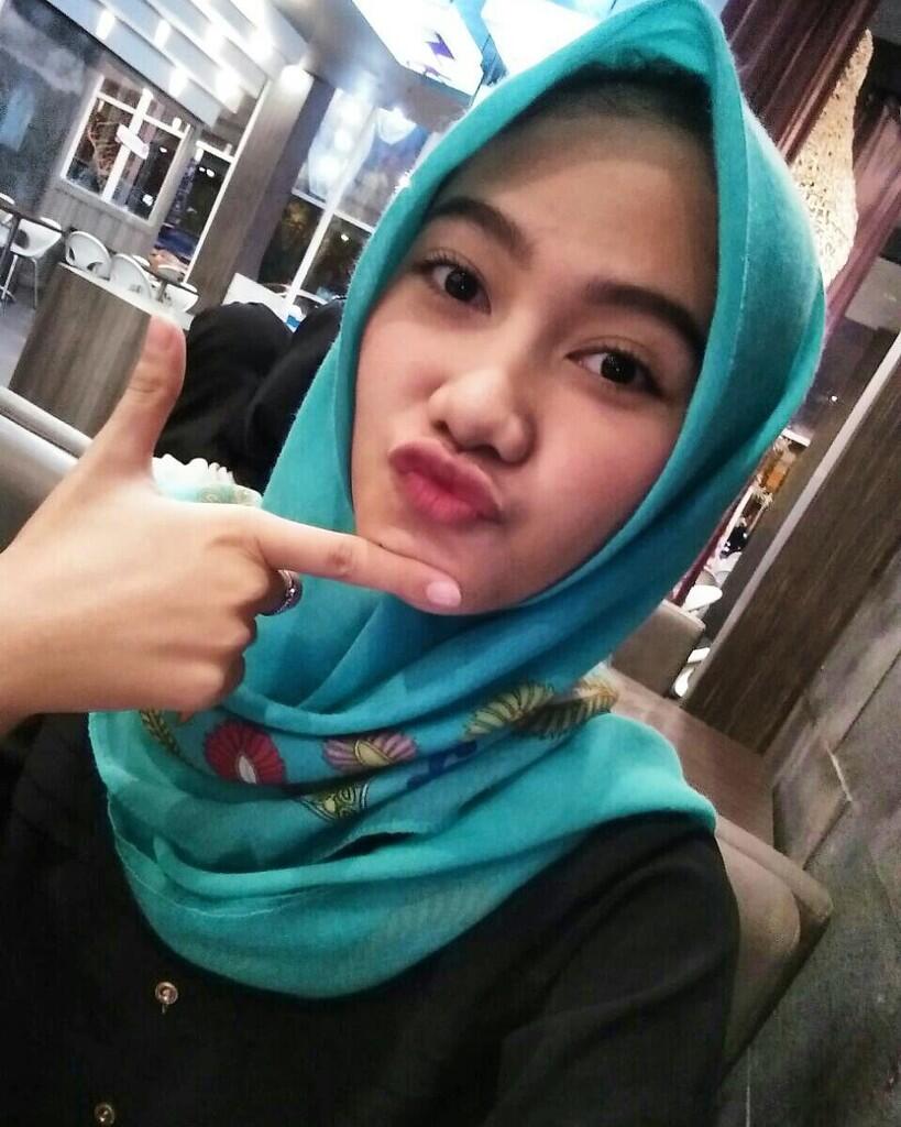 Ini Dia &quot;HIJABERS CANTIK&quot; Yang Viral Karena Makan Lampu Neon 