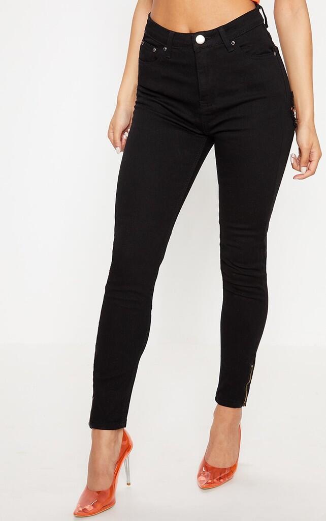 Sobek di bagian pantat, celana jeans ini dijual ratusan ribu rupiah..OMG !
