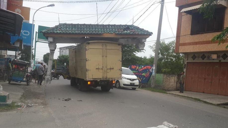 Viral Gapura Nyangkut di Atas Truk dan Ikut 'Jalan-jalan'