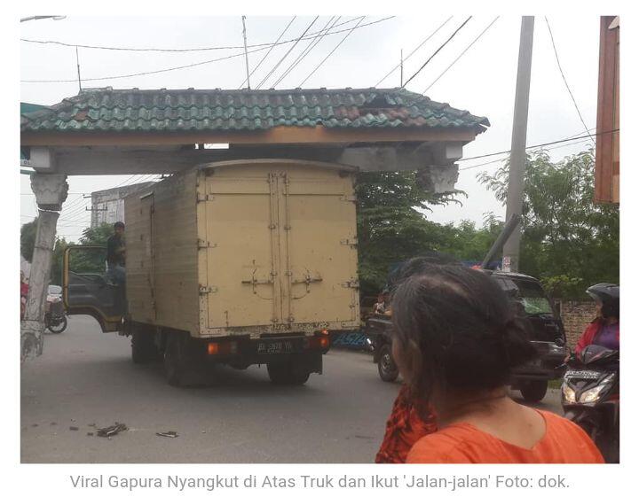 Viral Gapura Nyangkut di Atas Truk dan Ikut 'Jalan-jalan'