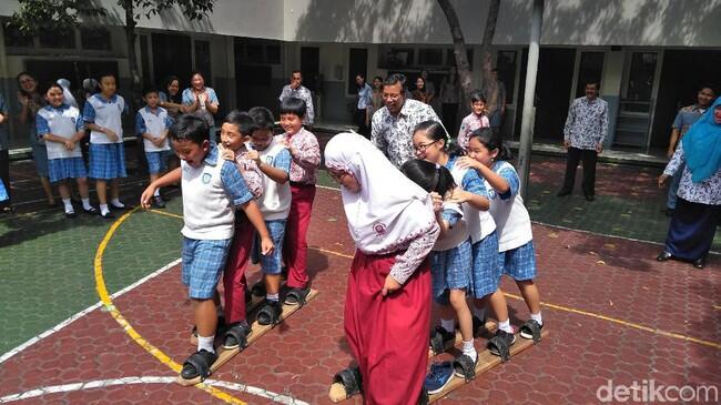 Tepis Trauma, Siswa SD Muslim dan Katolik di Surabaya Main Bersama