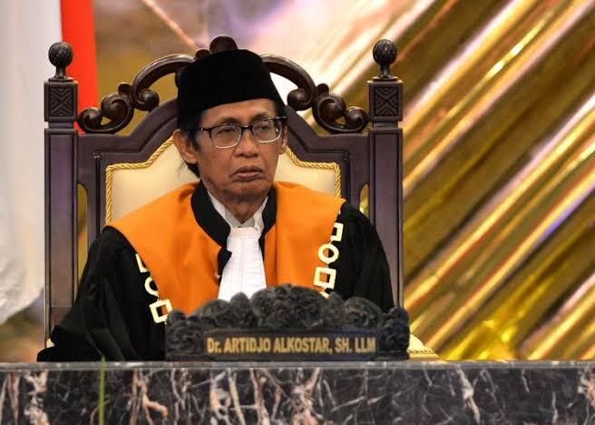 Hakim Agung inspiratif Itu Telah Pensiun (Artidjo Alkostar)