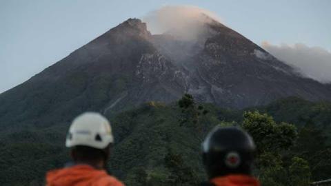 Kera-kera Mulai Turun Gunung.Benarkah Merapi Akan Meletus,yuk Simak Faktanya