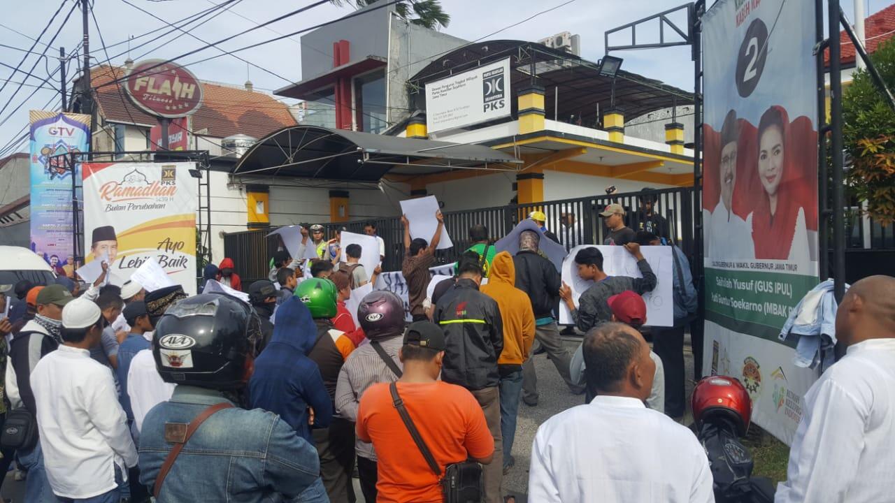 Katakan "Bom Surabaya Rekayasa", Ratusan Massa Gruduk Kantor DPW PKS Jatim