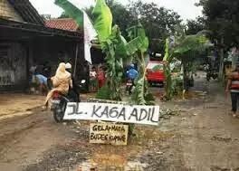 14 Nama Jalan ini Nyeleneh Abis, Bikin Geleng-Geleng Kepala Ngeliatnya