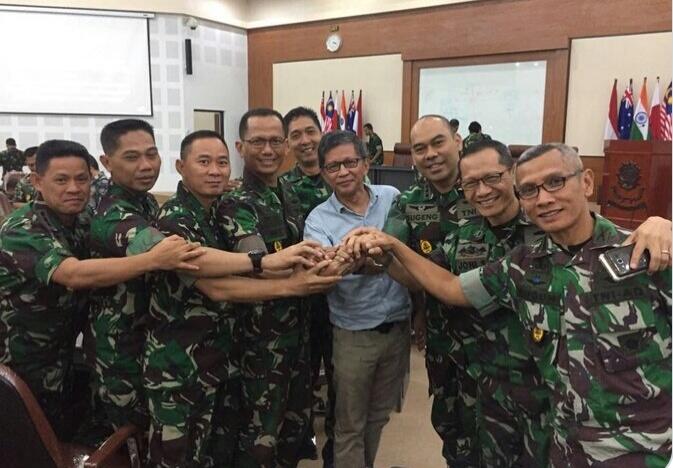 Rocky Gerung Tulis Merah Pucat, Netizen: Anemia Kalah Pilkada